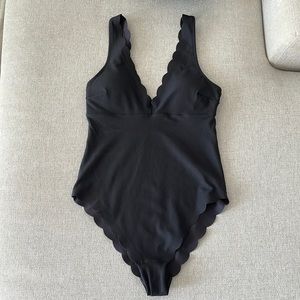 H&M Scalloped Edge Bathing Suit - H&M - Black 
Size S.